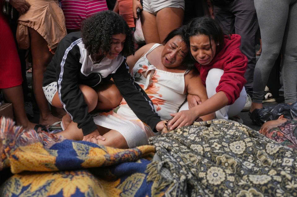Người thân đau đớn bên thi thể các nạn nhân sau cuộc truy quét băng đảng Red Command tại khu ổ chuột Rio de Janeiro, Brazil, ngày 28/10. Ảnh: AP