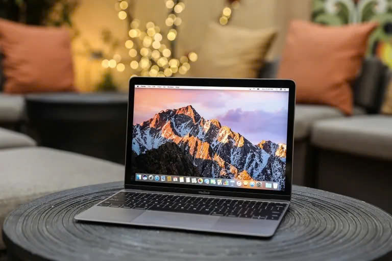 MacBook 12-inch với thiết kế siêu mỏng, từng gây ấn tượng bởi tính di động nhưng bị hạn chế về hiệu năng và cổng kết nối.