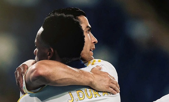 Ronaldo ôm tiền đạo Jhon Duran trong trận Al Nassr thắng Al Khaleej trên sân Al Awwal Park, thành phố Riyadh, Arab Saudi tối 21/5/2025. Ảnh: ANFC